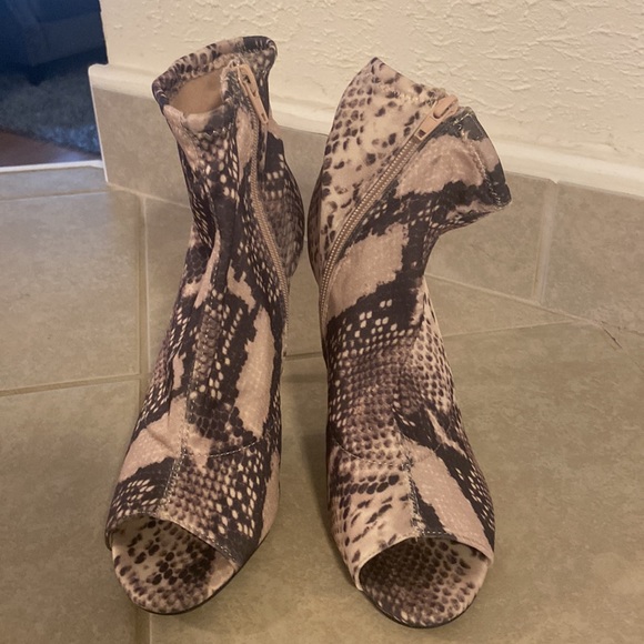 Anne Michelle snake skin print open toe booties size 7. - Picture 2 of 7